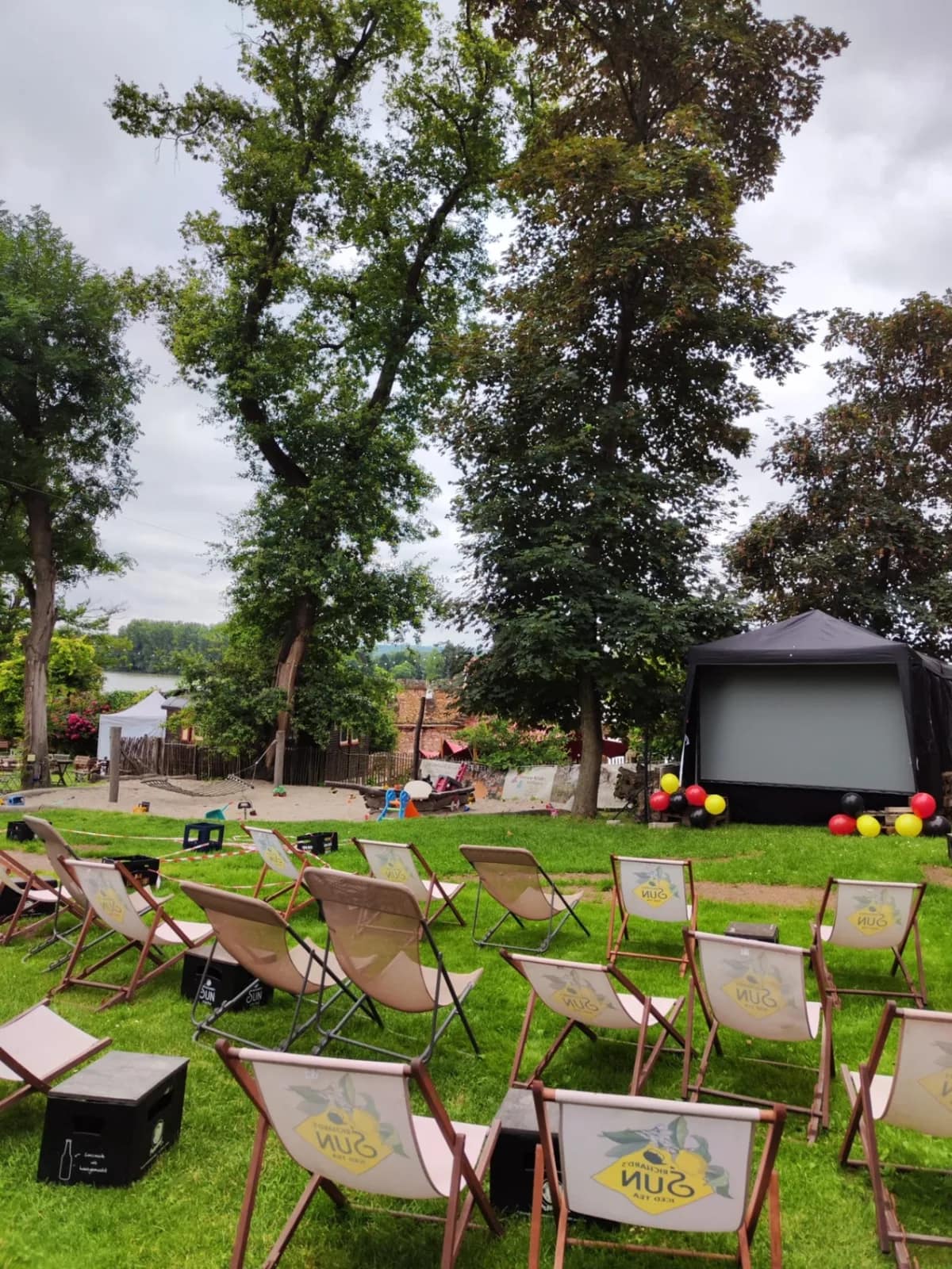 Public Viewing im Rheingarten vom Gelben Haus Eltville
